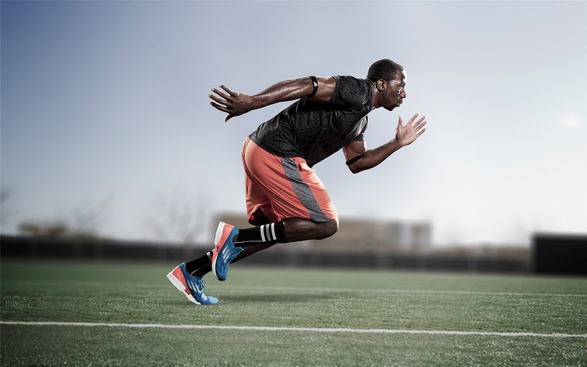 诺坎普的回旋，萨基尔的尾流，当哥伦比亚之翼与F1金童共舞于超现实周日