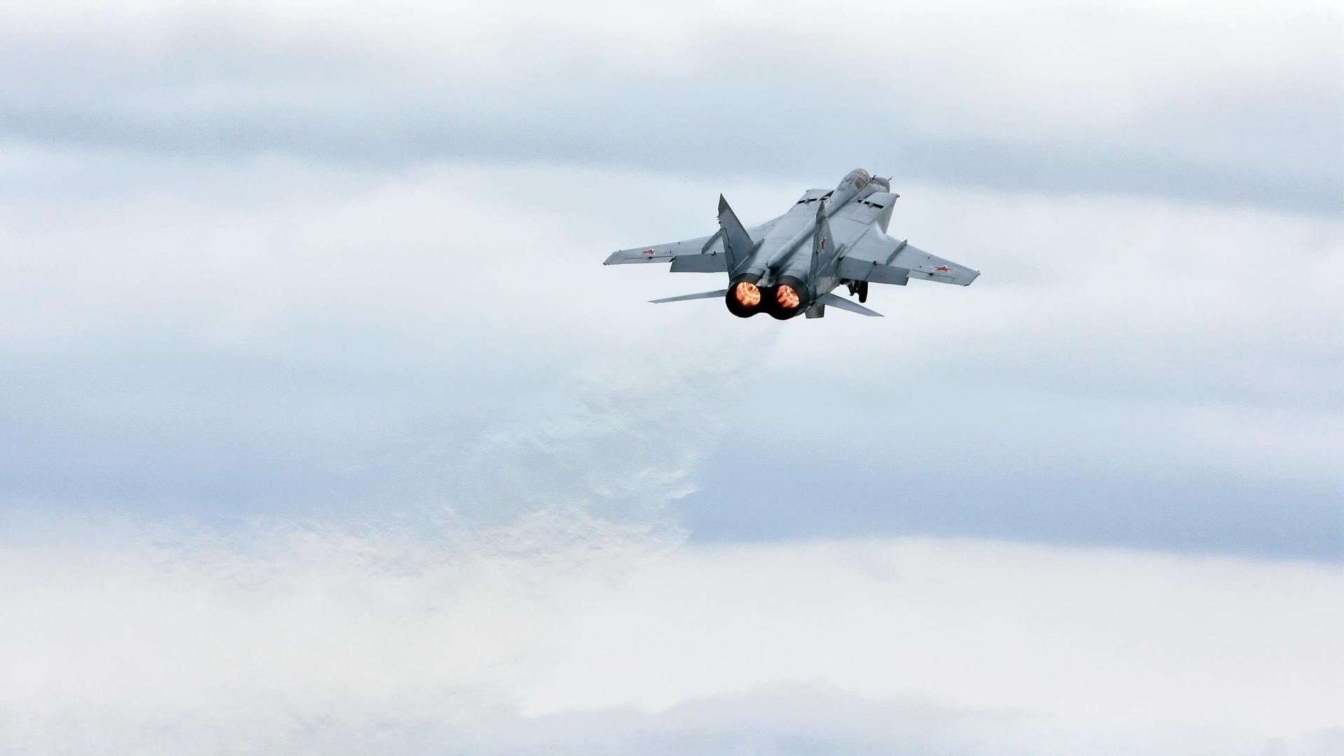 欧洲足坛一夜双重奏，奥地利爆冷巴萨，萨内主宰意甲巅峰战